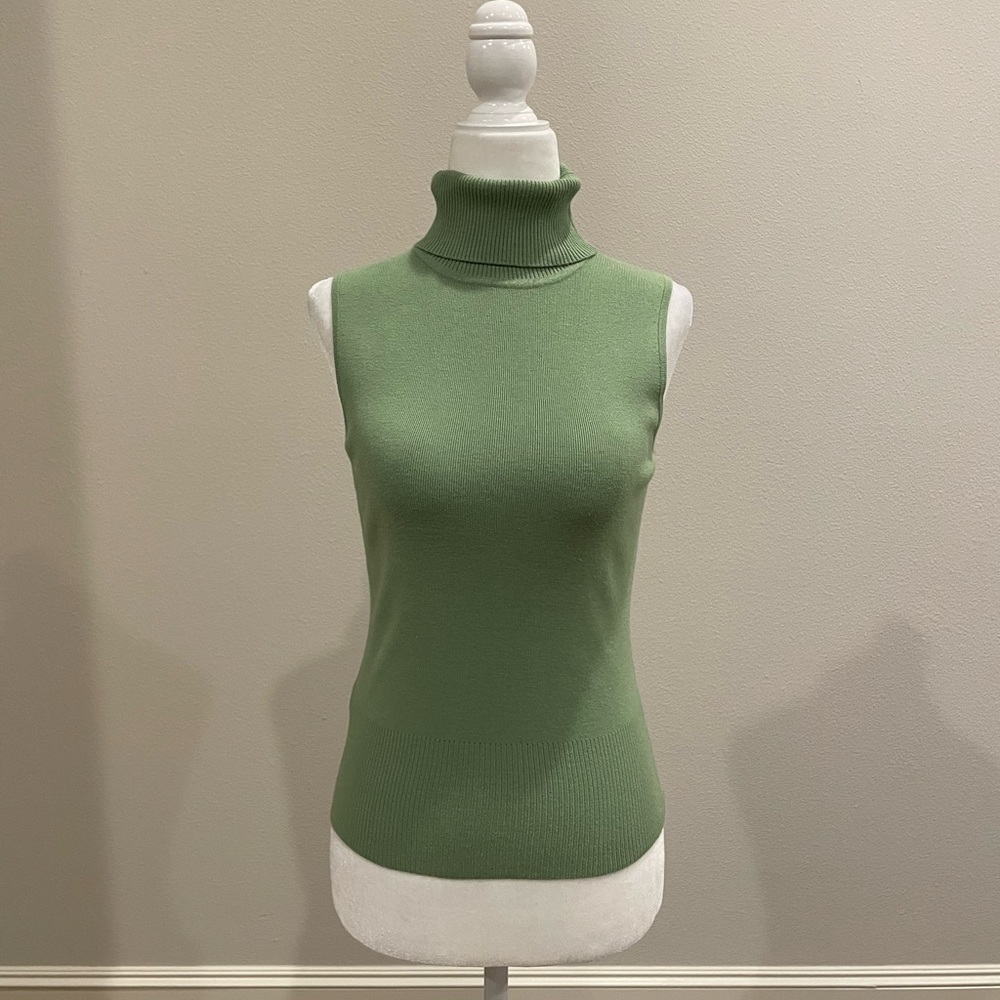 LOFT green sleeveless knit turtleneck